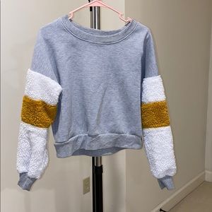 Grey sweater with Fur on sleeves